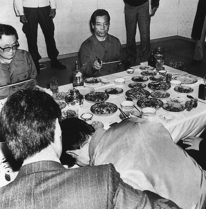 1979년 박정희 전 대통령 저격 상황을 현장검증하는 김재규 중앙정보부장. /조선일보DB