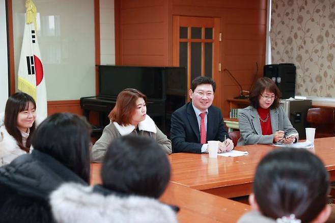 이상일 용인특례시장이 지난 13일 남곡초등학교 남곡분교장을 방문해 학부모들과 대화를 나눴다.ⓒ용인시 제공