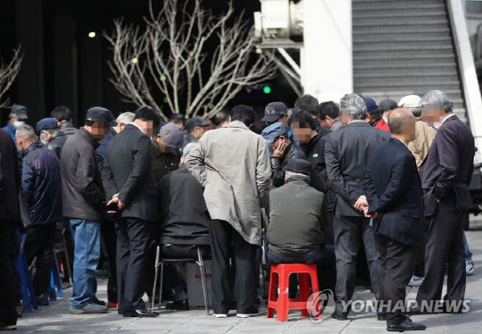 서울 시내 모처에서 어르신들이 모여 여가를 보내고 있다. 연합뉴스