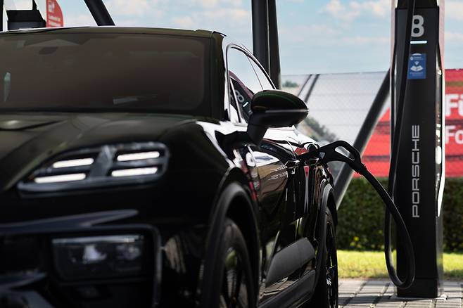 급속 충전 중인 포르쉐 마칸 일렉트릭.