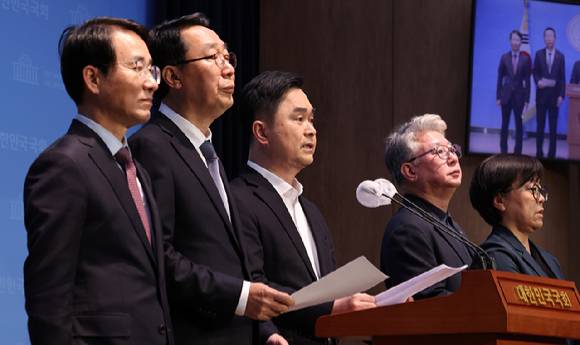 김종민 더불어민주당 의원(가운데)이 지난달 16일 국회 소통관에서 이원욱, 윤영찬, 조응천 의원과 함께 '원칙과 상식' 출범 기자회견을 하고 있다. 왼쪽부터 이원욱·윤영찬·김종민·조응천 의원. [사진=뉴시스]
