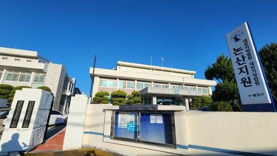 대전지법 논산지원은 심야시간 길 가던 여성을 끌고 가 폭행하고 성폭행한 혐의로 기소된 15세 중학생에게 징역 장기 10년, 단기 5년을 선고했다. 신진호 기자