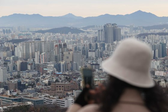 12일 서울 남산에서 본 아파트. 연합뉴스