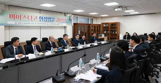 김대기 대통령 비서실장이 14일 서울 하월곡동 서울도시과학기술고에서 학교 및 산업체 관계자들과 간담회를 하고 있다. 대통령실 제공