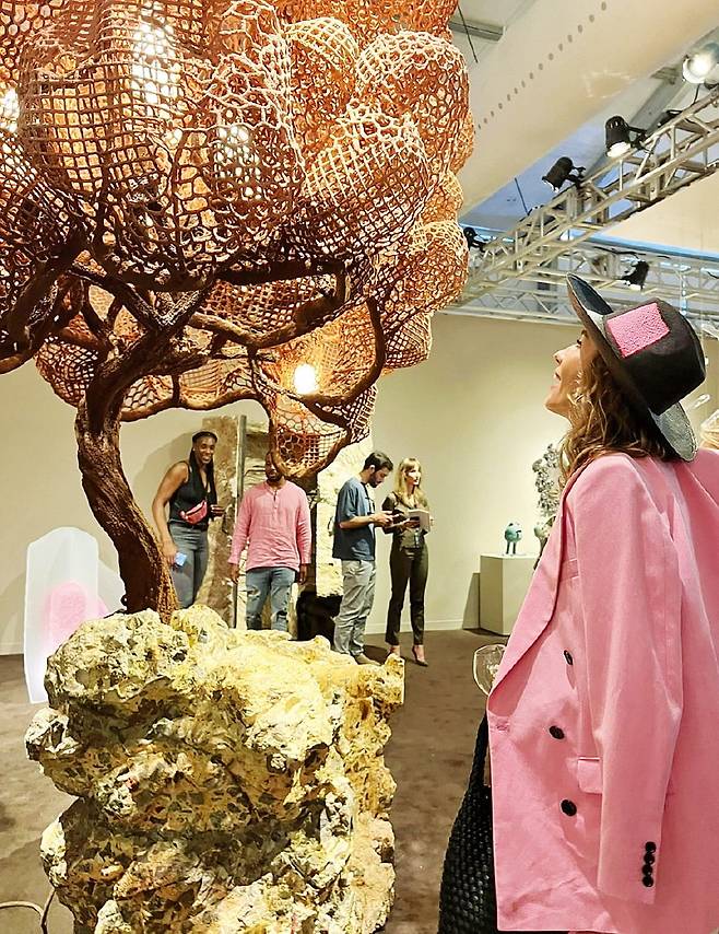 스페인 태생의 네덜란드 작가 나초 카보넬이 선보인 작품. 이번 디자인 마이애미에서 10만달러(약 1억3000만원)에 팔렸다.   김보라 기자