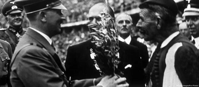베를린 올림픽 개회 선언을 한 아돌프 히틀러(왼쪽) [출처=Gettyimage]