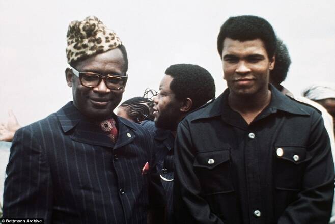 1974년 조지 포먼과 대결을 앞둔 복서 무하마드 알리(오른쪽)는 경기가 열린 자이르의 모부투 대통령과 경기전 각종 행사에 참석했다. [출처=Dailymail]