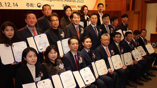 14일 MBN과 매일경제신문이 주관하고 산업통상자원부가 주최해 매경미디어센터 대강당에서 열린 '제20회 신성장경영대상' 시상식에서 장승준 매경미디어그룹 부회장(가운데 줄 왼쪽 다섯째) 등 참석자들이 기념촬영을 하고 있다. 올해 대통령상은 한국수력원자력이, 국무총리상은 두산로보틱스와 아이티센이 받았다. 사진 앞줄 왼쪽부터 권새로미 푸드나무 캡틴, 김기롱 삐에아떼르코리아 대표, 이덕현 기아 실장, 강승우 아이티센 대표, 박인식 한국수력원자력 전무, 류정훈 두산로보틱스 대표, 나윤호 NH리사이텍컴퍼니 전무, 이호재 KT넥스알 대표, 임형렬 에이원트래픽 R&D 회장.  이승환 기자