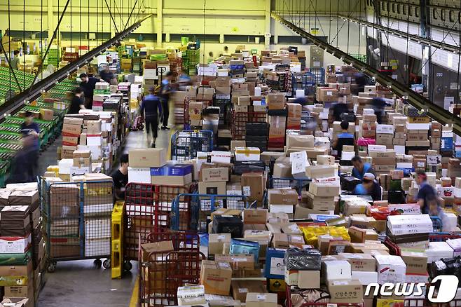 (서울=뉴스1) 구윤성 기자 = 추석 명절을 일주일여 앞둔 19일 오전 서울 광진구 동서울우편물류센터에서 직원들이 택배 분류 작업을 하고 있다. 우정사업본부는 추석연휴 기간 동안 약 1708만 개의 소포우편물이 접수될 것으로  예상하고, 비상근무체계에 돌입한다고 밝혔다. 2023.9.19/뉴스1  Copyright (C) 뉴스1. All rights reserved. 무단 전재 및 재배포 금지.
