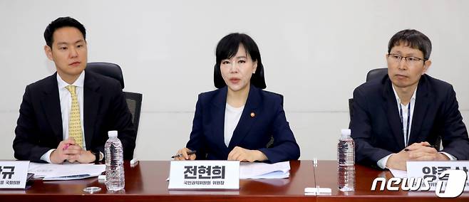 (서울=뉴스1) = 전현희 국민권익위원장이 27일 서울 여의도 국회의원회관에서 열린 '제주 택배비 부담 경감을 위한 점검 회의'에서 발언하고 있다.   왼쪽부터 김한규 의원, 전현희 위원장, 양종삼 권익개선정책국장. (국민권익위원회 제공) 2023.4.27/뉴스1  Copyright (C) 뉴스1. All rights reserved. 무단 전재 및 재배포 금지.