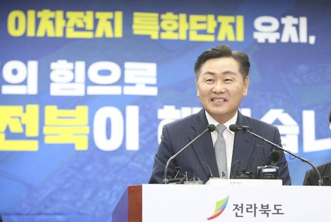 ▲7월 20일 정부가 전북 새만금을 ‘국가첨단전략산업 이차전지 특화단지’로 최종 선정한 가운데 도청 브리핑룸에서 김관영 도지사가 브리핑을 하고 있다./사진제공=전북도청
