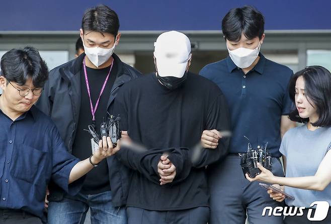 (서울=뉴스1) 김도우 기자 = 향정신성의약품을 투약한 채 롤스로이스 차량을 몰다 행인을 치어 중상을 입힌 20대 남성 A씨가 18일 오전 검찰로 송치되기 위해 서울 강남구 강남경찰서에서 호송차로 향하고 있다. 2023.8.18/뉴스1  Copyright (C) 뉴스1. All rights reserved. 무단 전재 및 재배포 금지.