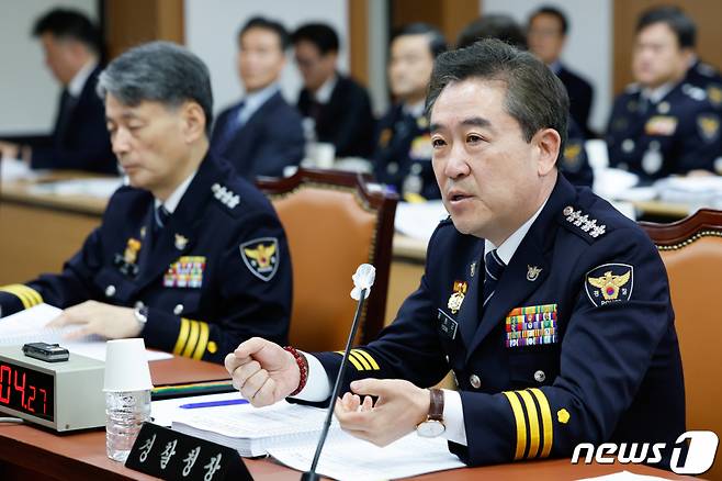 (서울=뉴스1) 안은나 기자 = 윤희근 경찰청장이 12일 오전 서울 서대문구 경찰청에서 열린 국회 행정안전위원회의 경찰청·도로교통공단에 대한 국정감사에 출석해 의원 질의에 답하고 있다. 2023.10.12/뉴스1 Copyright (C) 뉴스1. All rights reserved. 무단 전재 및 재배포, AI학습 이용 금지.