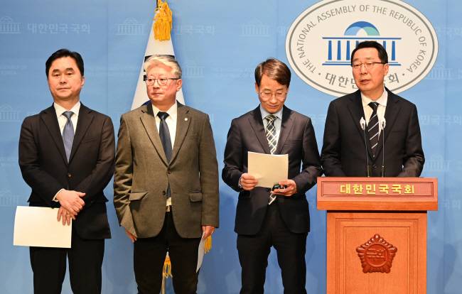 ‘원칙과 상식’ 소속 더불어민주당 의원들이 14일 오전 국회에서 열린 ‘더불어민주당 혁신 제안 기자회견’에 참석해 발언하고 있다. 왼쪽부터 김종민·조응천·이원욱·윤영찬 의원. 박윤슬 기자