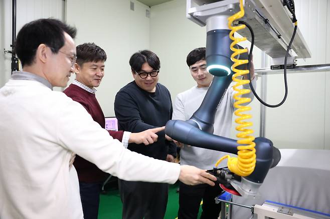 생기원 연구진이 개발한 갠트리형 협동로봇.[한국생산기술연구원 제공] 작업자-로봇 공존환경 실시간 디지털트윈 기술을 개발한 이수웅(왼쪽 두번째), 김병학(왼쪽 첫번째) 박사 연구팀.[한국생산기술연구원 제공]