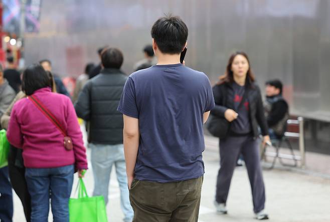 포근한 날씨를 보인 8일 서울 중구 명동거리에서 반팔을 입은 시민이 이동하고 있다. [연합]