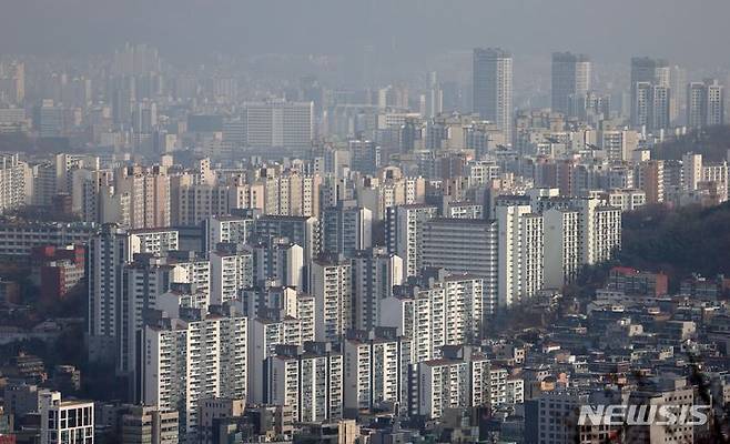 [서울=뉴시스] 김선웅 기자 = 서울 고가 대단지 밀집 지역 아파트 매매가격이 약세로 돌아선 모습이다. 서울 아파트 가격은 최근 고금리 기조와 대출 규제 강화 등에 따른 거래량 감소 조짐이 나타나며 2차 하락장 초입에 이르렀다는 분석에 힘이 실리고 있다. 10일 서울 도심 아파트 단지의 모습. 2023.12.10. mangusta@newsis.com