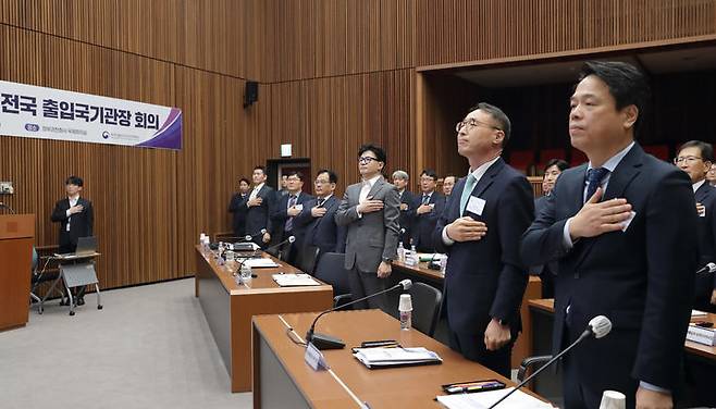 [서울=뉴시스] 한동훈 법무부 장관이 전국의 출입국기관장들에게 "인구재앙 상황에서 정교하게 통제된 이민정책은 선택이 아닌 필수"라고 밝혔다. 사진은 한 장관이 전국 출입국기관장 회의에 참석한 모습. 2023.12.14. (사진=법무부) *재판매 및 DB 금지