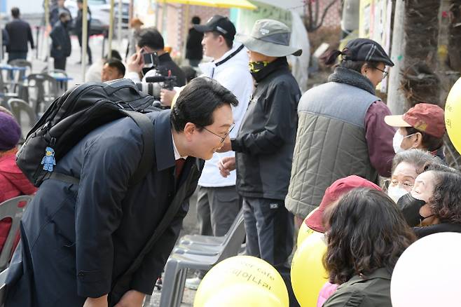 순천에서 시민들과 인사를 나누는 국민의힘 천하람 순천갑 당협위원장. 국민의힘 순천갑 당협위 제공