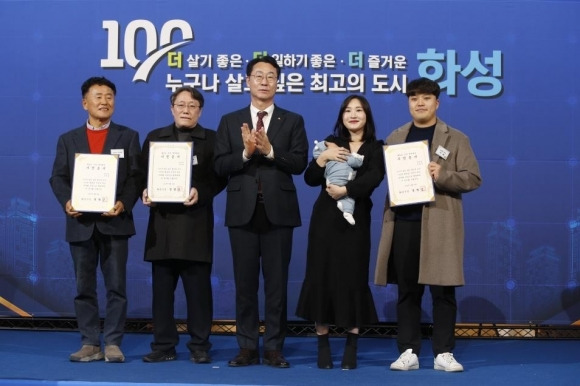 화성시가 14일 시청 로비에서 100만 도시 진입을 공식화하는 ‘100만 화성 시민증서 전달식’ 행사를 열었다. 화성시 제공