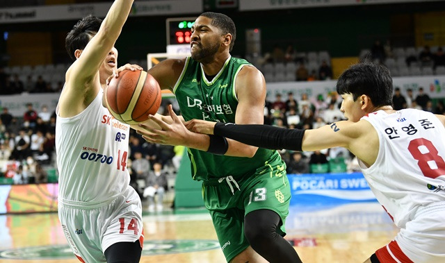 공격을 시도하는 디드릭 로슨(가운데). /사진=KBL 제공