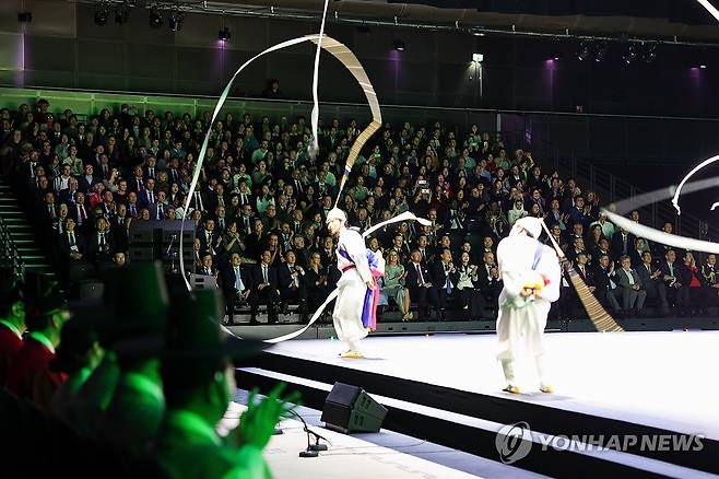 네덜란드 국왕 부부 초청 답례 문화공연 (암스테르담=연합뉴스) 임헌정 기자 = 네덜란드를 국빈 방문한 윤석열 대통령과 부인 김건희 여사, 빌럼-알렉산더르 네덜란드 국왕 부부가 13일(현지시간) 암스테르담 시내 공연장에서 열린 답례 문화 공연을 지켜보고 있다. 2023.12.14 [공동취재] kane@yna.co.kr