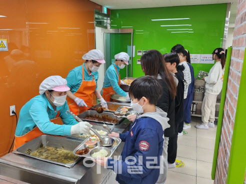 대전의 한 초등학교에서 급식이 이뤄지고 있다. (사진=대전시 제공)