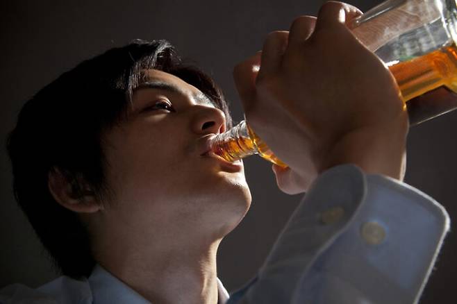 간이 딱하게 굳는 간경변은 간암을 일으키는 가장 위험한 요소다. 간암 환자의 80% 이상에서 간경변이 발견된다. 술 마시는 양보다는 폭음이 알코올성 간경변을 일으키는 데 더 큰 영향을 미친다. [사진=게티이미지뱅크]