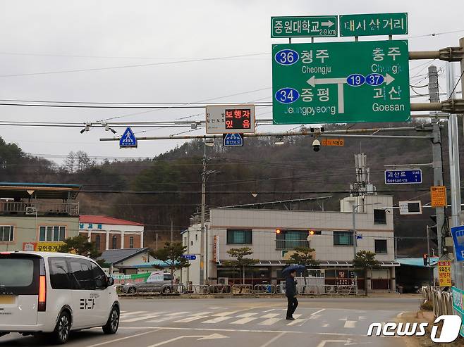 횡단보도 보행자를 실시간으로 감지해 운전자에게 알려주는 스마트 횡단보도 시스템을 설치한 충북 괴산군 괴산읍 대사삼거리.(괴산군 제공)/뉴스1