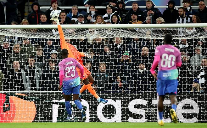 epa11027892 Milan goalkeeper Mike Maignan makes a save during the UEFA Champions League group stage soccer match between Newcastle United and AC Milan, in Newcastle, Britain, 13 December 2023.  EPA/ADAM VAUGHAN<저작권자(c) 연합뉴스, 무단 전재-재배포 금지>