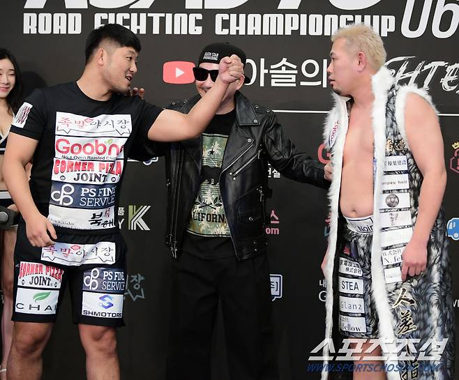 굽네 ROAD FC 067 공식계체량이 15일 오후 서울 서대문구 스위스 그랜드호텔에서 열렸다. 권아솔과 일본 카즈야가 전의를 불태우고 있다. 정재근 기자 cjg@sportschosun.com/2023.12.15/