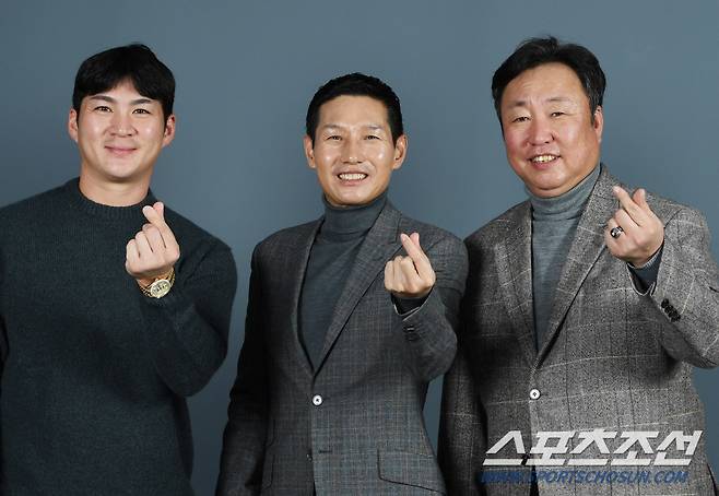 LG 우승의 주역들. 주장 오지환, 염경엽 감독, 차명석 단장. 목동=송정헌 기자songs@sportschosun.com/2023.12.11/