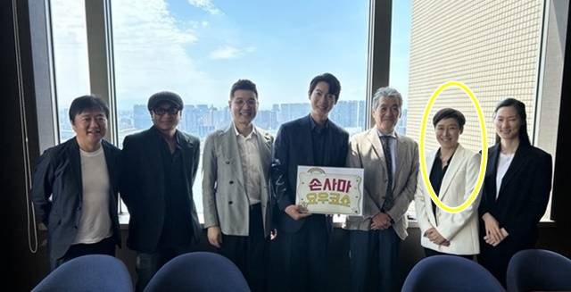 일본 TV와 케이블 TV 등에 동시 방영 중인 '트롯걸즈 재팬'은 서혜진 PD(오른쪽에서 두번째)가 연출한 MBN '불타는 트롯맨'의 일본판이다. 사진 가운데는 '불타는 트롯맨' 우승자 손태진. /크레아 스튜디오