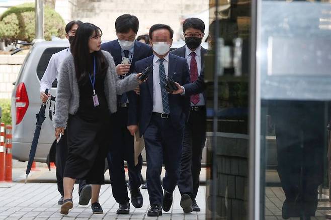 백현동 개발사업 관련 '대관 로비스트'로 지목된 김인섭 전 한국하우징기술 대표가 14일 오전 서울 서초구 서울중앙지방법원에서 열린 구속 전 피의자 심문(영장실질심사)에 출석하고 있다. [이미지출처=연합뉴스]