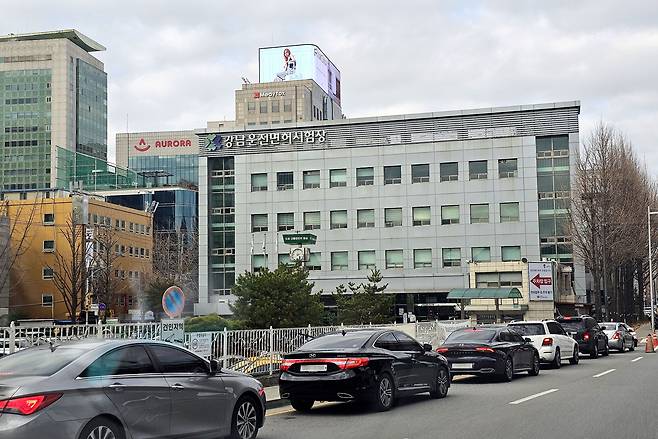 지난 13일 오후 서울 강남구 운전면허시험장 주차장으로 들어가기 위해 차량들이 줄을 서서 순서를 기다리고 있다. /남강호 기자