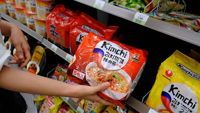 울란바토르의 편의점 매대에 있는 라면의 모습./ 구아모 기자