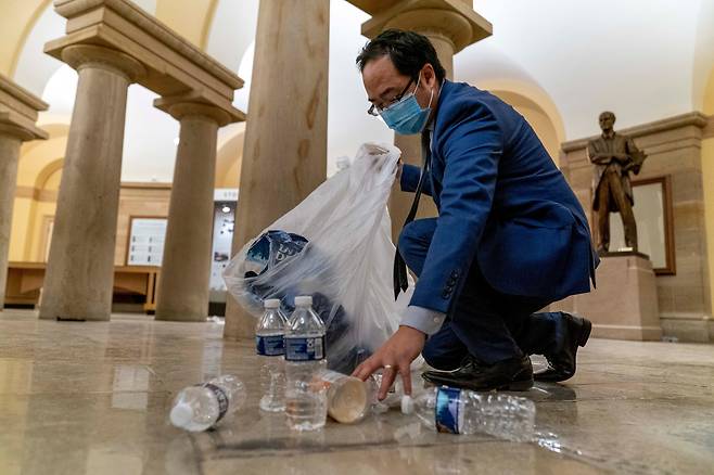 미국 민주당 소속의 뉴저지 제3선거구 앤디 김(39) 연방 하원 의원이 7일 새벽(현지 시각) 미 의회 의사당의 로툰다홀에서 쓰레기를 줍고 있다.