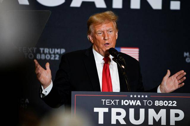 도널드 트럼프 전 미국 대통령이 13일(현지시간) 아이오와주 코럴빌의 하얏트호텔에서 공화당 내 경선 공약 행사를 열고 지지를 호소하고 있다. 아이오와=AP 연합뉴스