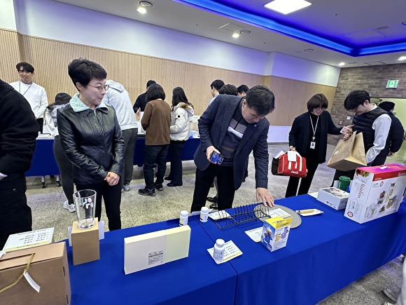 충북기업진흥원이 15일 성장실에서 지역사랑 나눔 바자회를 열었다. [사진=충북기업진흥원]