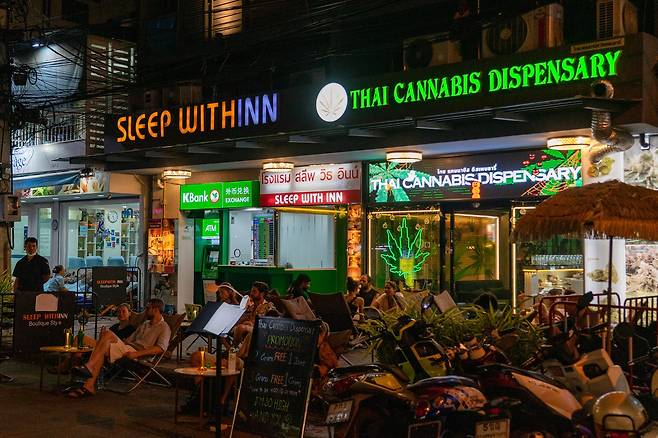 지난달 26일 방콕 카오산로드의 한 대마초 판매점. 손님 대부분은 외국인 관광객이다. '대마초 2g 사면 1개피 공짜' 같은 홍보 문구가 보인다.