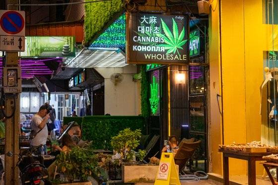 방콕 카오산로드의 한 대마초 판매점. 한글로 '대마초'라고 적힌 간판이 걸려 있다.
