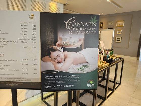 빳타야의 한 스파 시설. 대마 성분을 활용한 오일 마사지를 적극 홍보하고 있다. 몸에 흡수가 되기에 적발 가능성이 있다.