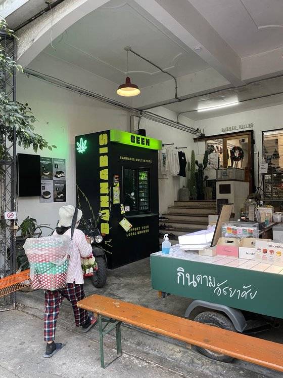 지난 2월 태국 치앙마이 한 옷가게에서 찍은 대마초 자판기의 모습. 태국 정부는 대마초의 오남용, 미성년자 구입 문제를 근절하기 위해 최근 대마초 판매 자판기를 금지시켰다. 최승표 기자