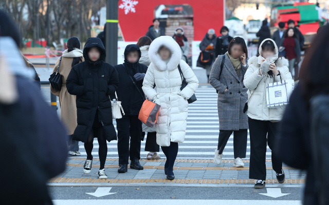 ▲ 서울 광화문광장에서 시민들이 두꺼운 옷차림을 한 채 걸어가고 있다. [연합뉴스 자료사진]