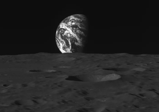 다누리가 한국 탐사선 최초로 찍은 달 표면 분화구 모습 뒤로 지구가 선명히 보인다. 한국항공우주연구원 제공