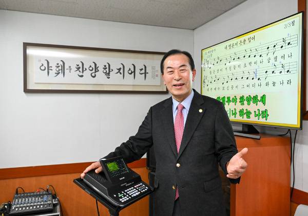 안정복 EM미디어 대표가 지난 7일 서울시 은평구 역촌동의 사무실에서 최근 새롭게 성능이 향상된 미가엘 찬양반주기를 소개하고 있다. 신석현 포토그래퍼