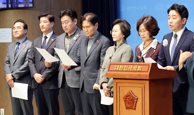 더불어민주당 최대 의원 모임인 ‘더좋은미래’ 의원들이 15일 국회에서 이낙연 전 대표의 창당 선언 철회 촉구 기자회견을 하고 있다. [연합]