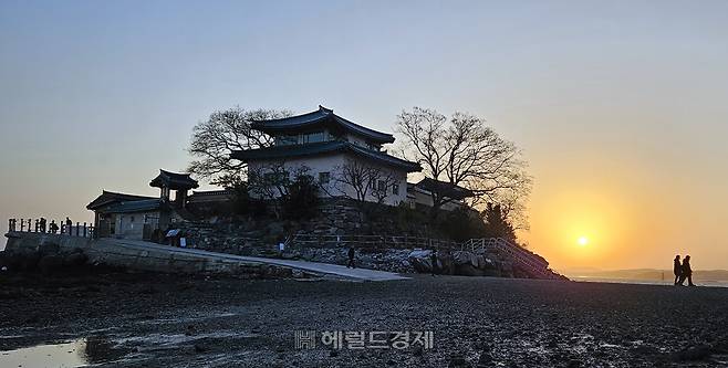 간월암의 모습. 서해의 바닷물이 빠지면 암자와 뭍이 이어지는 길이 드러난다.