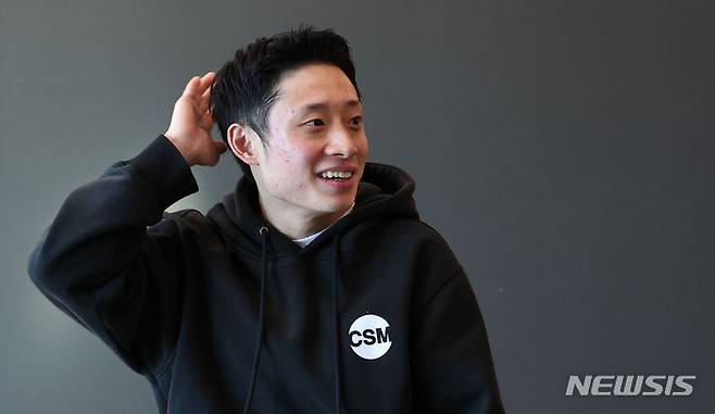 [서울=뉴시스] 최진석 기자 = 크리에이터 일오팔이 지난달 30일 서울 용산구 센트럴타워 샌드박스에서 뉴시스와 인터뷰하며 포즈를 취하고 있다. 2023.12.15. myjs@newsis.com