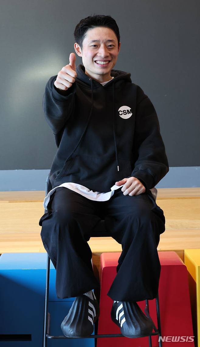 [서울=뉴시스] 최진석 기자 = 크리에이터 일오팔이 지난달 30일 서울 용산구 센트럴타워 샌드박스에서 뉴시스와 인터뷰하며 포즈를 취하고 있다. 2023.12.15. myjs@newsis.com